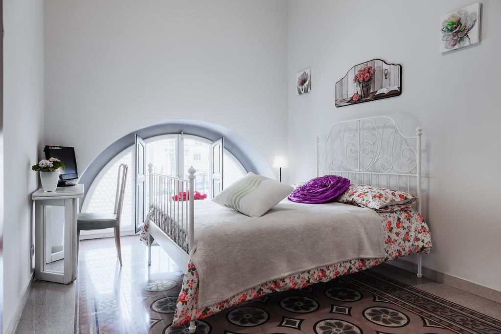 Glam Sm Maggiore Guest House Ρώμη Εξωτερικό φωτογραφία
